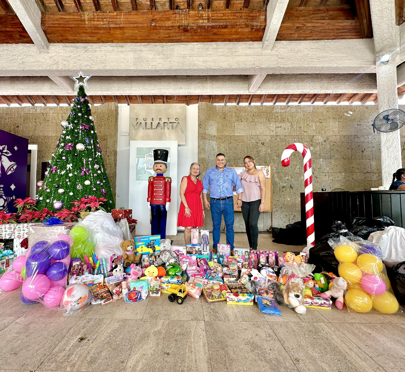 Entrega al DIF los juguetes donados durante la Carrera Navideña