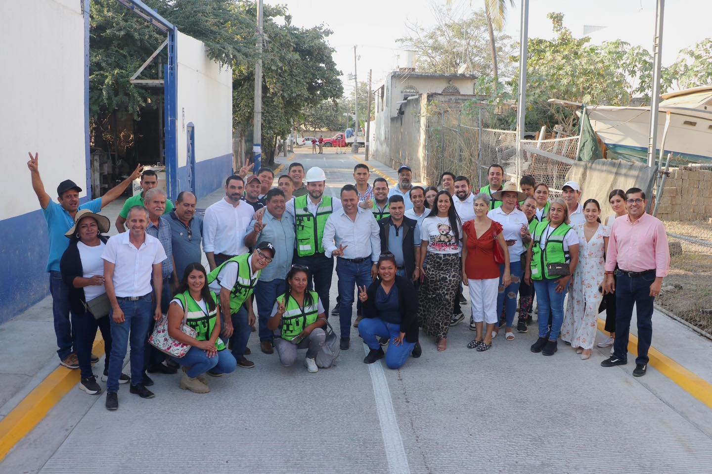 Inauguración de la primer calle pavimentada por nuestro gobierno